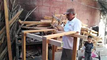 Guillermo Inzunza, de vigilante a artesano, hace muebles rústicos con madera reciclada en Villa Juárez