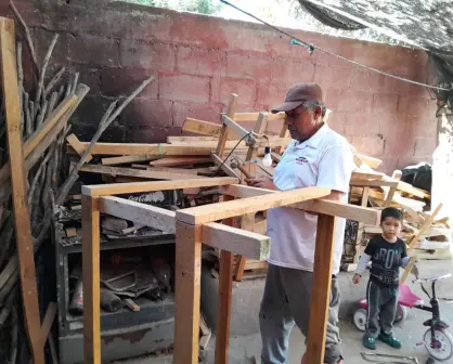 Guillermo Inzunza, de vigilante a artesano, hace muebles rústicos con madera reciclada en Villa Juárez