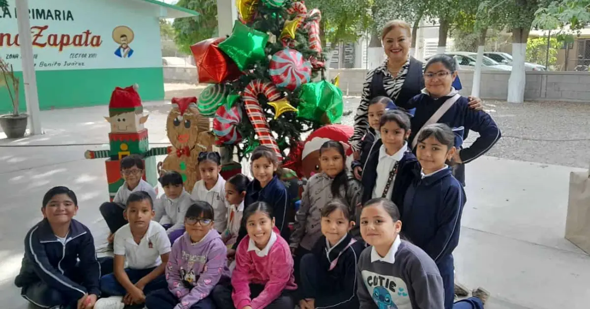 Niños de Villa Juárez decoran su escuela con espíritu navideño llenos de esperanza y deseo de paz