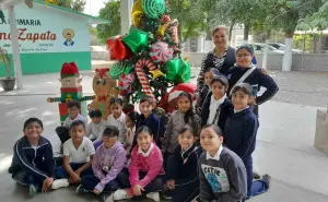 Niños de Villa Juárez decoran su escuela con espíritu navideño llenos de esperanza y deseo de paz