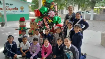 Niños de Villa Juárez decoran su escuela con espíritu navideño llenos de esperanza y deseo de paz