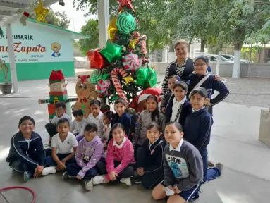 Niños de Villa Juárez decoran su escuela con espíritu navideño llenos de esperanza y deseo de paz