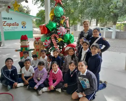 Niños de Villa Juárez decoran su escuela con espíritu navideño llenos de esperanza y deseo de paz