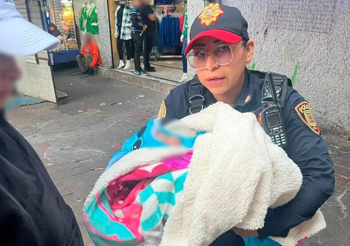 Bebé de 30 días de nacida rescatada en operativo en metro Tacubaya.