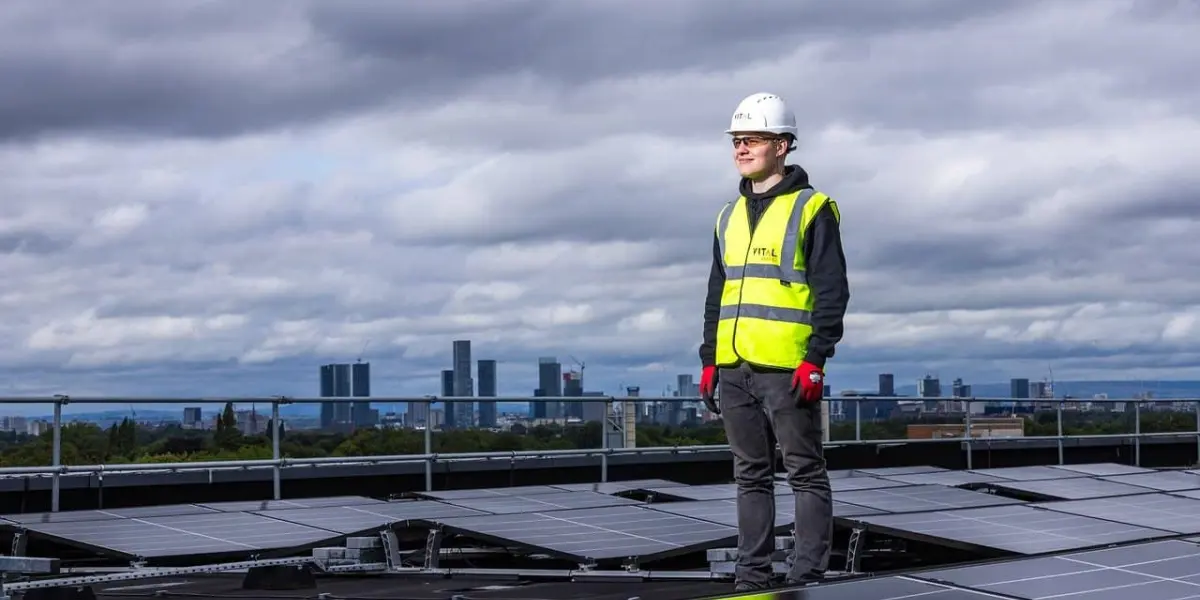 Hombre trabajando en paneles solares. Foto. Pixabay.