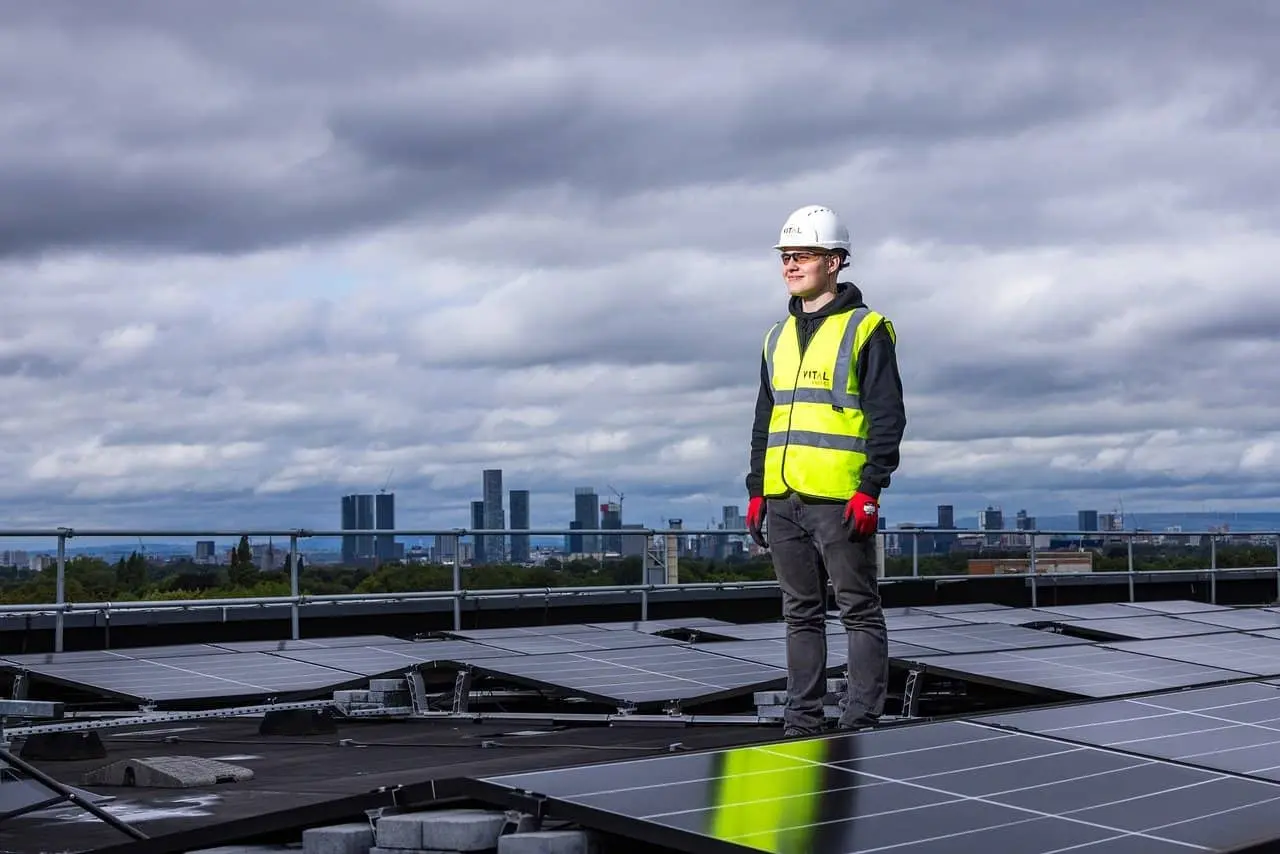 Hombre trabajando en paneles solares. Foto. Pixabay.