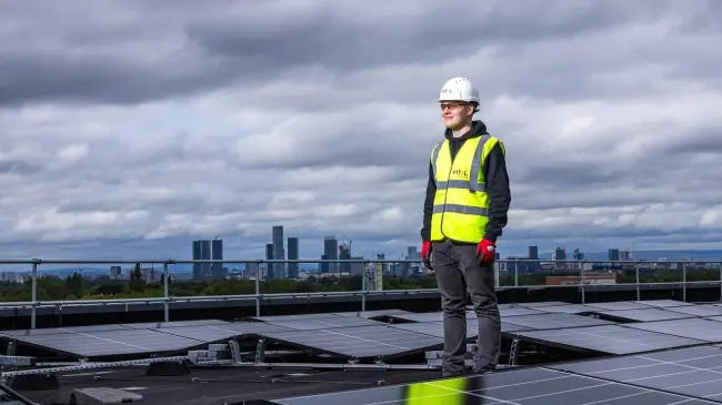 Hombre trabajando en paneles solares. Foto. Pixabay.