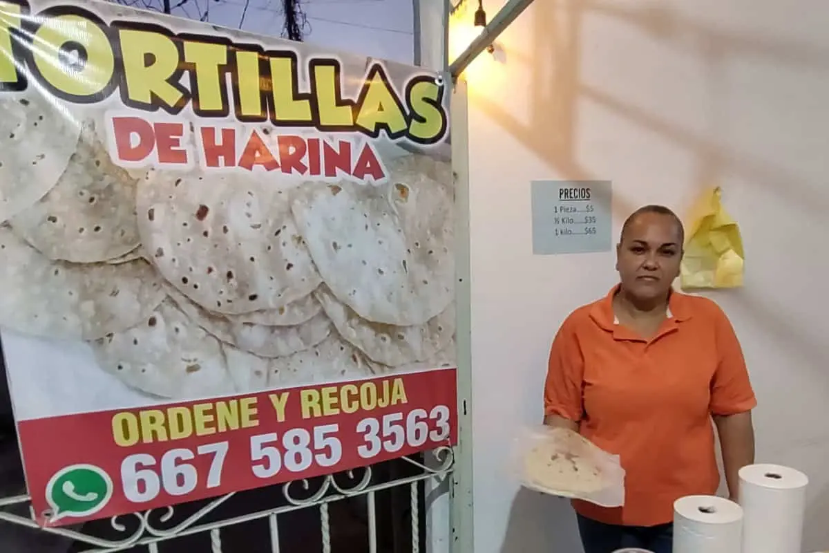 Rosy Llanes comparte con sus clientes el sabor de sus guisos, una herencia de familia.