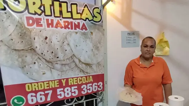 Rosy Llanes comparte con sus clientes el sabor de sus guisos, una herencia de familia.