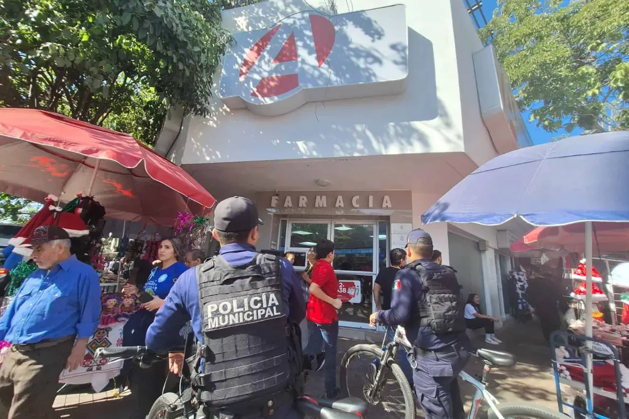 Elementos de seguridad muestran los resultados del Operativo Guadalupe-Reyes en Culiacán, con más de 90 kilos de pirotecnia asegurados y vehículos robados recuperados.