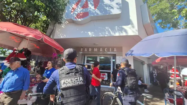 Elementos de seguridad muestran los resultados del Operativo Guadalupe-Reyes en Culiacán, con más de 90 kilos de pirotecnia asegurados y vehículos robados recuperados.