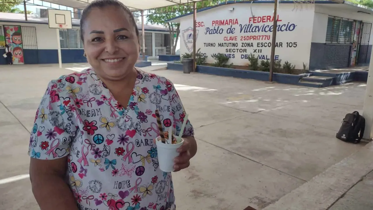 Con una amable sonrisa, Juanita Lozoya dedica su vida a endulzar y refrescar la vida de los niños de la primarai Pablo de Villavicecio en Jardines del Valle.