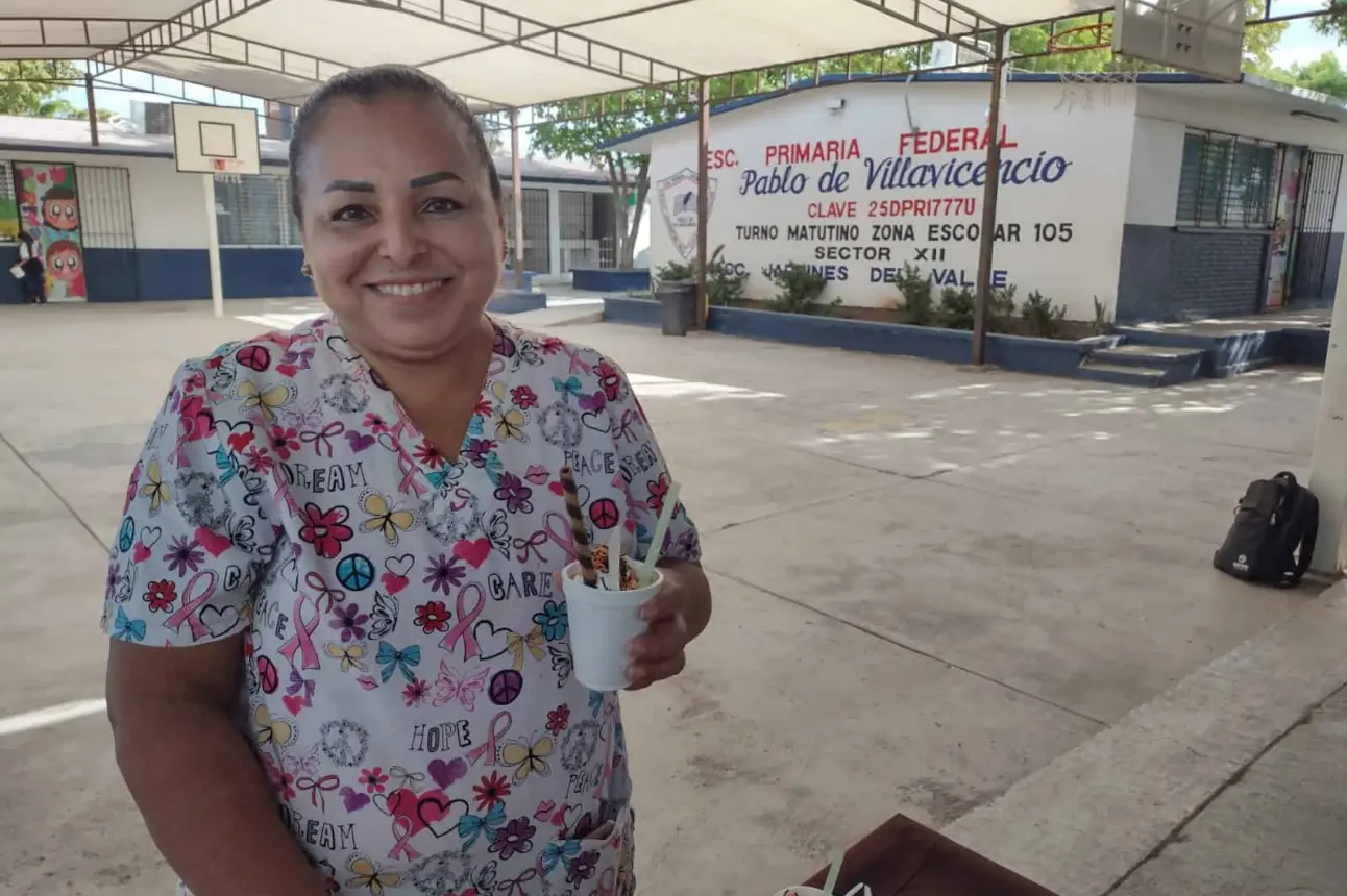 Con una amable sonrisa, Juanita Lozoya dedica su vida a endulzar y refrescar la vida de los niños de la primarai Pablo de Villavicecio en Jardines del Valle.