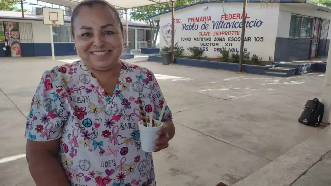 Con una amable sonrisa, Juanita Lozoya dedica su vida a endulzar y refrescar la vida de los niños de la primarai Pablo de Villavicecio en Jardines del Valle.