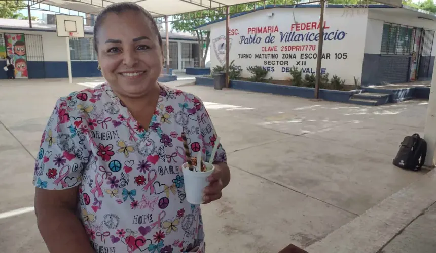 Con una amable sonrisa, Juanita Lozoya dedica su vida a endulzar y refrescar la vida de los niños de la primarai Pablo de Villavicecio en Jardines del Valle.