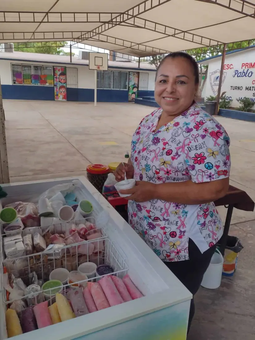 Junto con sus helados Juanita comparte su amor a los niños de la primaria Pablo de Villavicencio.