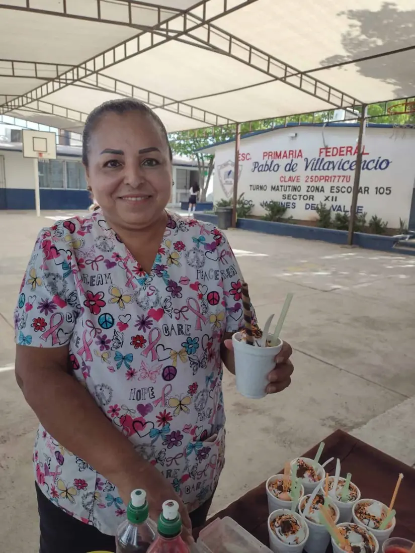 Con un gesto amable Juanita vende sus helados a los niños de la primaria Pablo de Villavicencio.