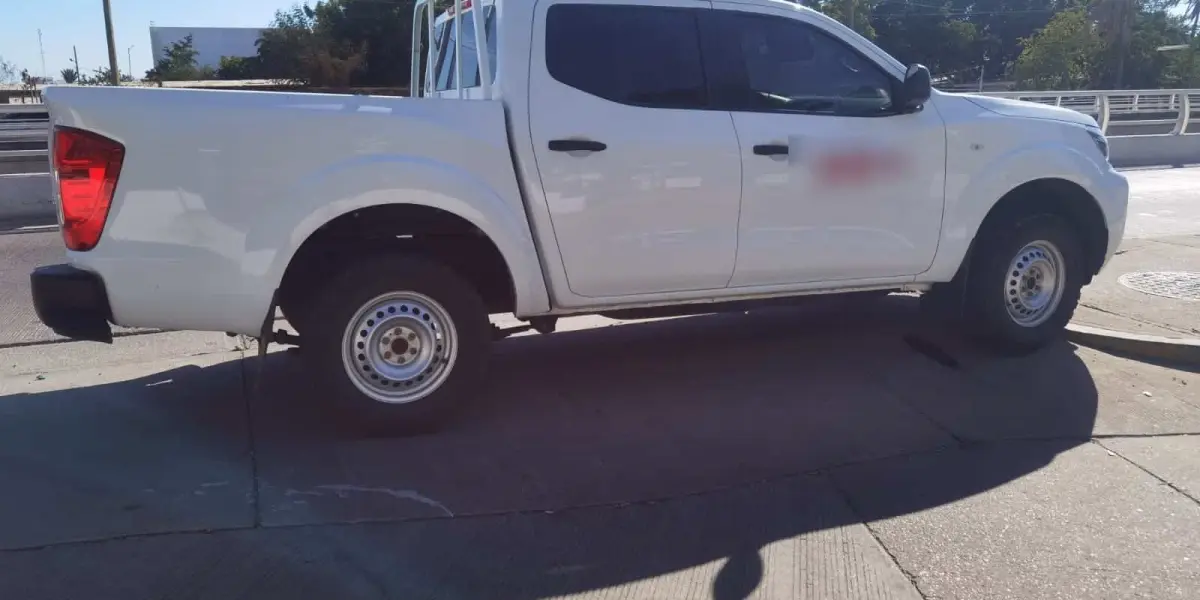 Una camioneta Nissan Frontier 2021, robada en el Infonavit Humaya es localizada 41 minutos después en el fraccionamiento La Conquista, gracias a la rápida y eficaz actuación de los oficiales de la SSPyTM.