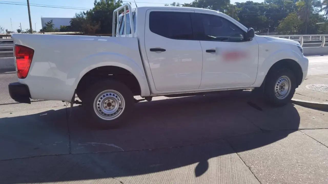 Una camioneta Nissan Frontier 2021, robada en el Infonavit Humaya es localizada 41 minutos después en el fraccionamiento La Conquista, gracias a la rápida y eficaz actuación de los oficiales de la SSPyTM.