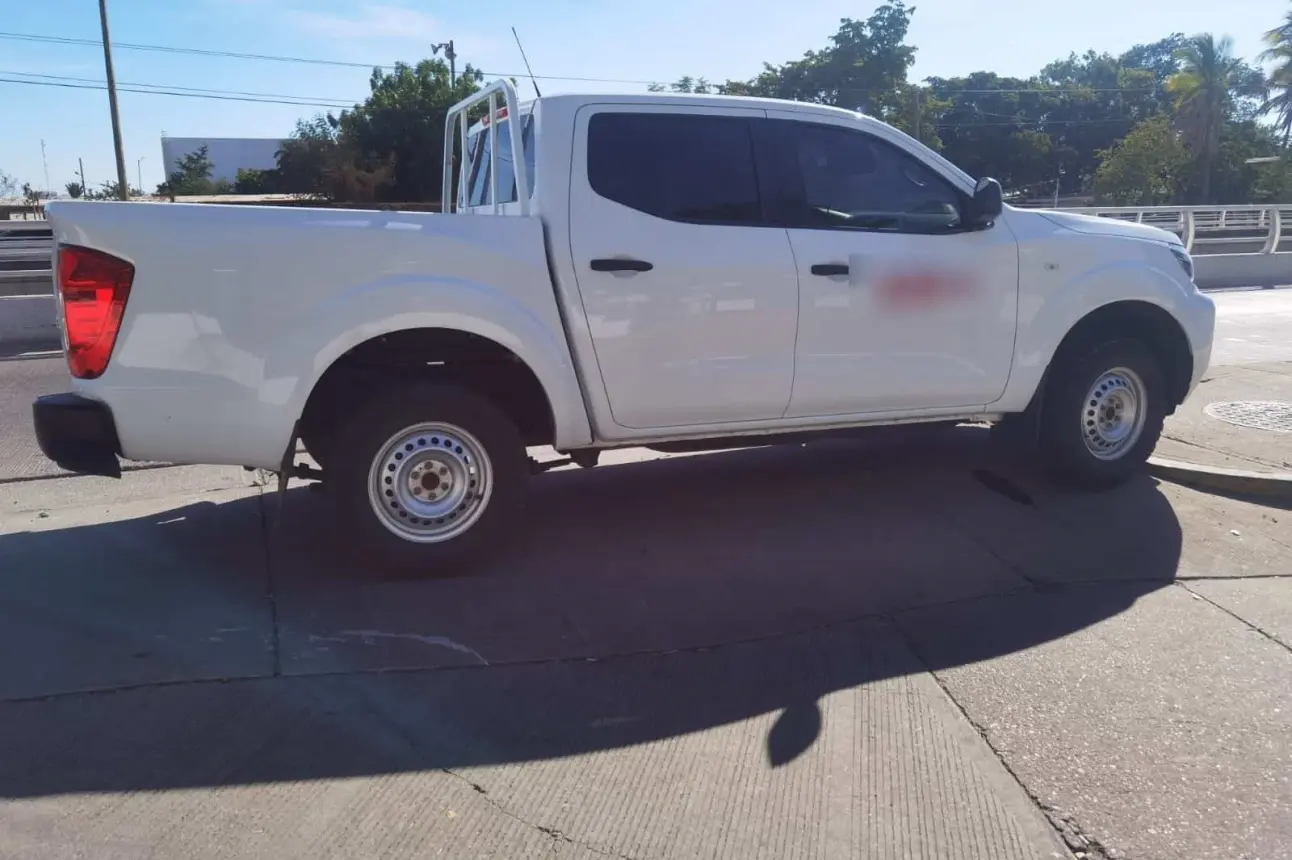 Una camioneta Nissan Frontier 2021, robada en el Infonavit Humaya es localizada 41 minutos después en el fraccionamiento La Conquista, gracias a la rápida y eficaz actuación de los oficiales de la SSPyTM.