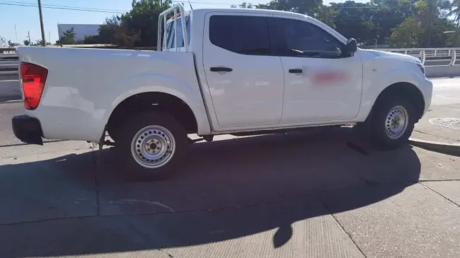 Una camioneta Nissan Frontier 2021, robada en el Infonavit Humaya es localizada 41 minutos después en el fraccionamiento La Conquista, gracias a la rápida y eficaz actuación de los oficiales de la SSPyTM.