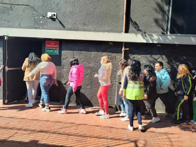 Se recomienda usar ropa abrigadora cuando está activa la alerta naranja. Foto: Cortesía