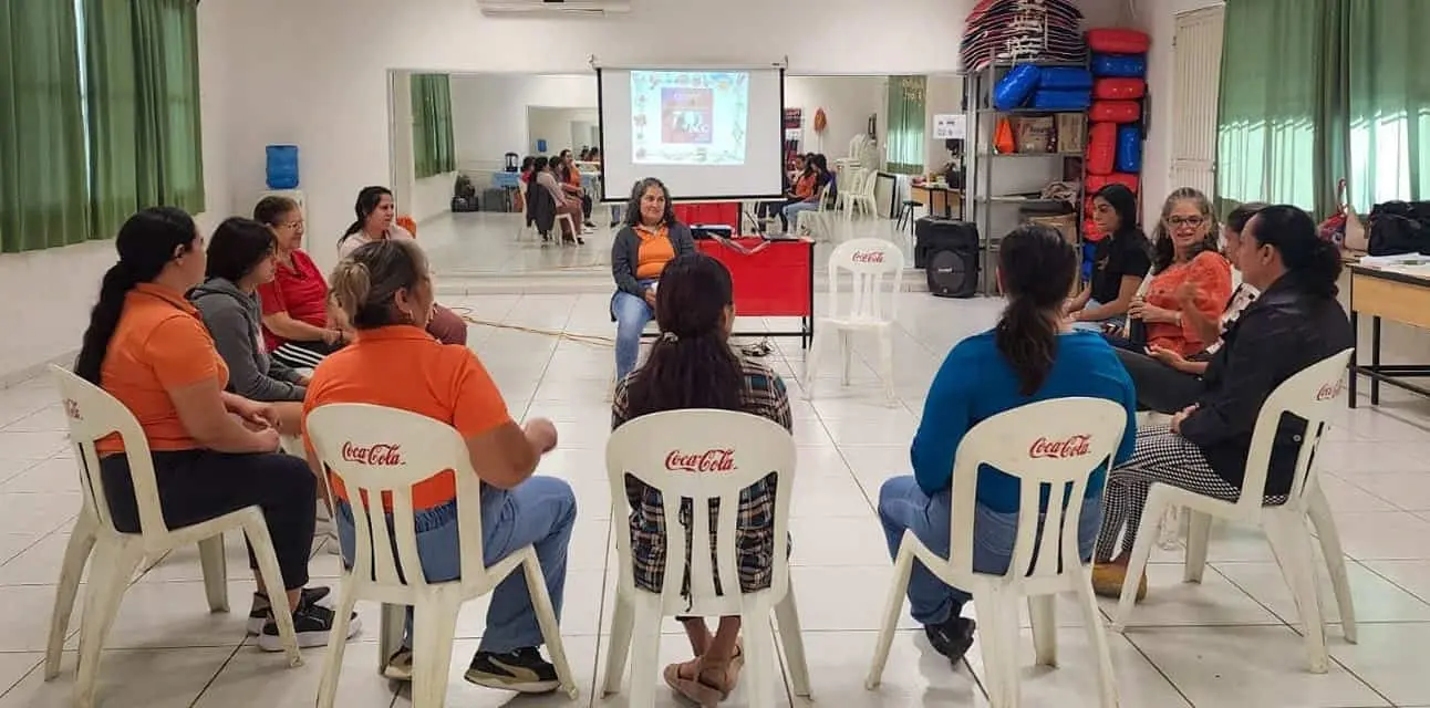 Participantes comparten dinámicas transformadoras durante el taller Sanando mi niña interior.