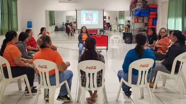 Participantes comparten dinámicas transformadoras durante el taller Sanando mi niña interior.
