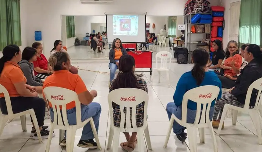 Participantes comparten dinámicas transformadoras durante el taller Sanando mi niña interior.