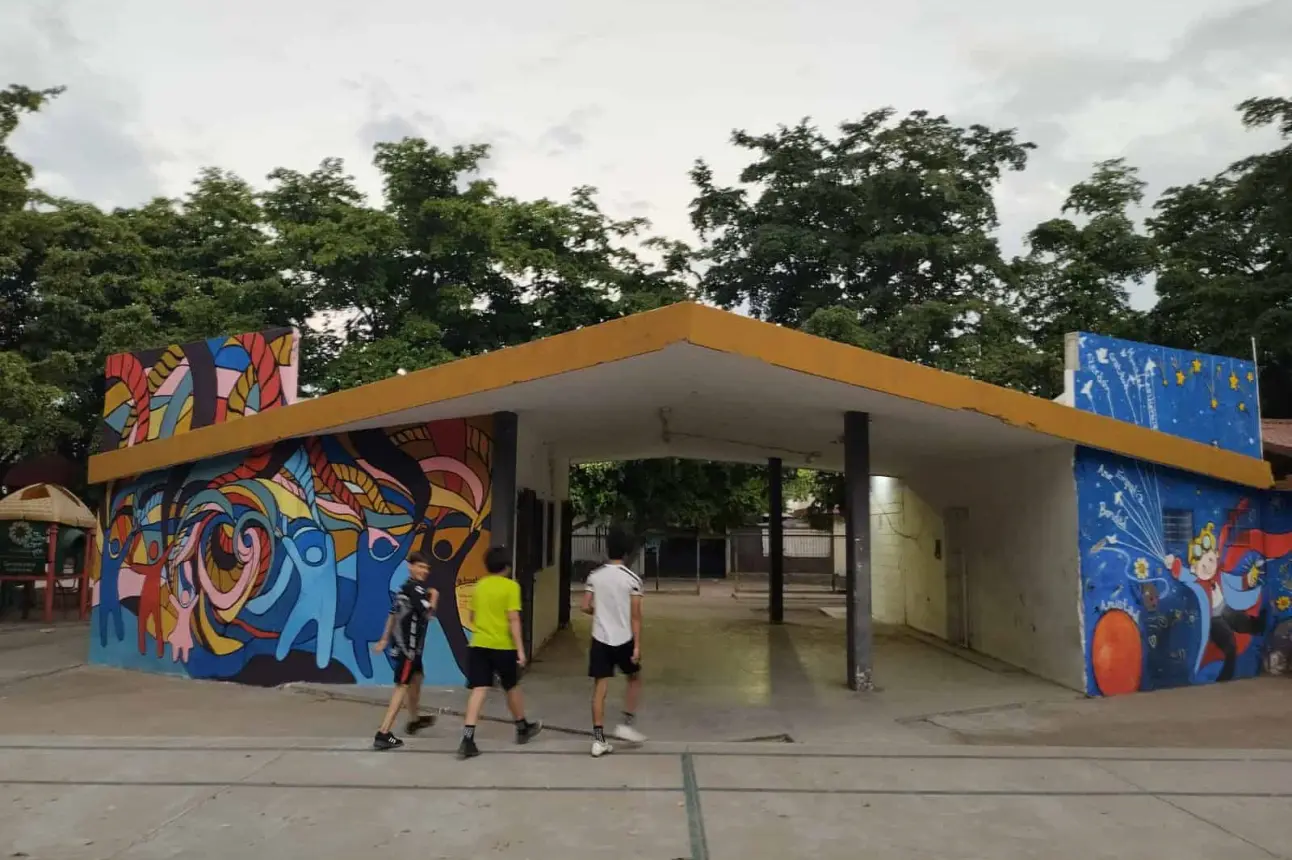 Los murales en la Unidad Deportiva de la colonia Amistad inspiran valores de empatía y amistad, transformando el espacio en un punto de encuentro comunitario lleno de vida y reflexión. Foto: Juan Madrigal