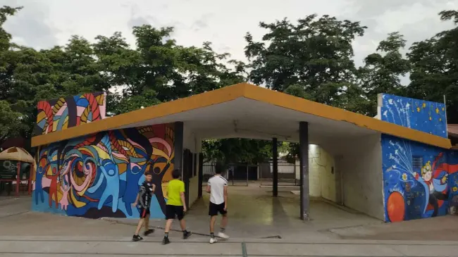 Los murales en la Unidad Deportiva de la colonia Amistad inspiran valores de empatía y amistad, transformando el espacio en un punto de encuentro comunitario lleno de vida y reflexión. Foto: Juan Madrigal