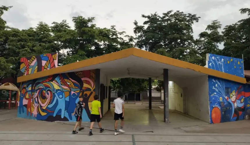 Los murales en la Unidad Deportiva de la colonia Amistad inspiran valores de empatía y amistad, transformando el espacio en un punto de encuentro comunitario lleno de vida y reflexión. Foto: Juan Madrigal