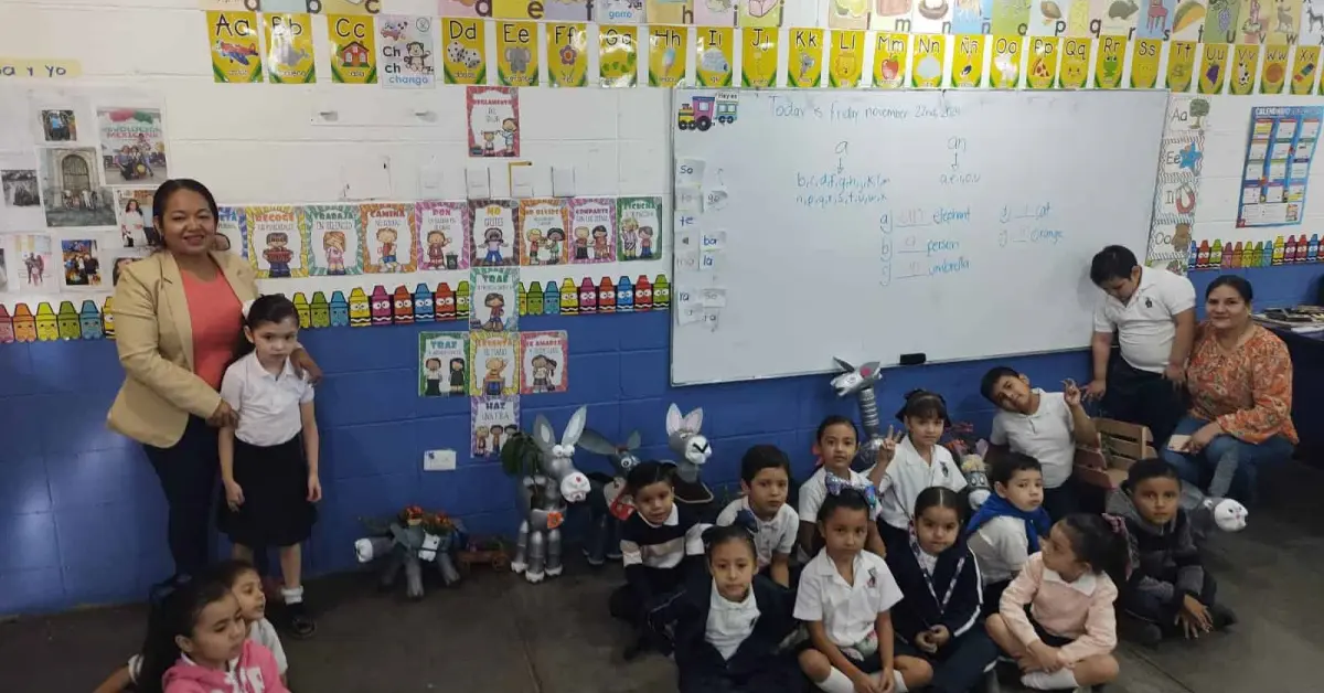 Con el uso de materiales reciclables, la primaria Gral. Ramón F. Iturbe en Culiacán fomenta la creatividad y el respeto al medio ambiente