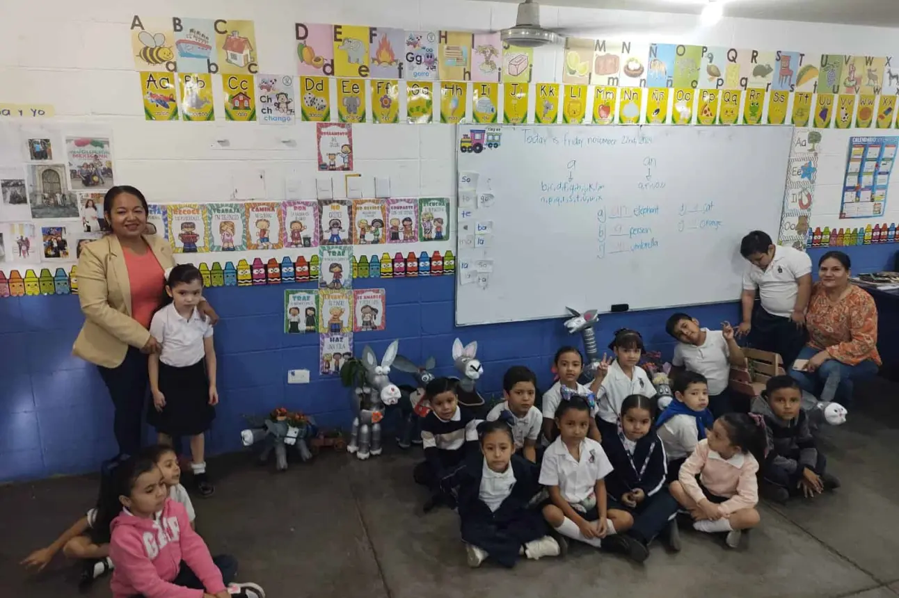 A través de esta actividad, los niños aprenden sobre el reciclaje y la reducción de residuos. Comprenden cómo reutilizar objetos, fomentando una mayor responsabilidad ambiental en sus acciones.