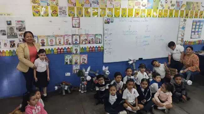 A través de esta actividad, los niños aprenden sobre el reciclaje y la reducción de residuos. Comprenden cómo reutilizar objetos, fomentando una mayor responsabilidad ambiental en sus acciones.