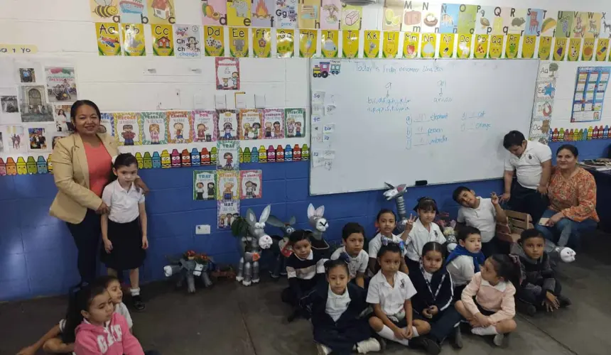 A través de esta actividad, los niños aprenden sobre el reciclaje y la reducción de residuos. Comprenden cómo reutilizar objetos, fomentando una mayor responsabilidad ambiental en sus acciones.