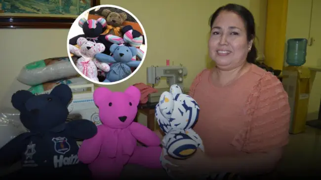 Judith Corral Tapia, confecciona muñecos con prendas, con un significado especial para la persona, que le recuerde momentos memorables de su ser querido. Foto: Juan Madrigal