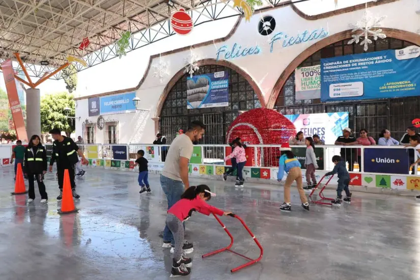 Hasta el 5 de enero estarán abiertas las pistas de hielo en Querétaro y la Corregidora. Foto: Cortesía