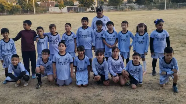 Con más de 100 alumnos, la Escuela de Futbol Buenos Aires en Culiacán combina deporte y comunidad como una fórmula para aprender, crecer y fortalecer la unión. Un espacio donde cada jugada inspira valores y convivencia. Foto: Juan Madrigal