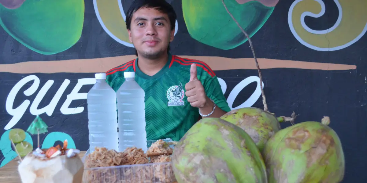 ¡Tradición, esfuerzo y perseverancia! Rubén Guerrero Félix, el joven que mantiene viva la herencia del coco en la colonia Amado Nervo. Foto: Juan Madrigal