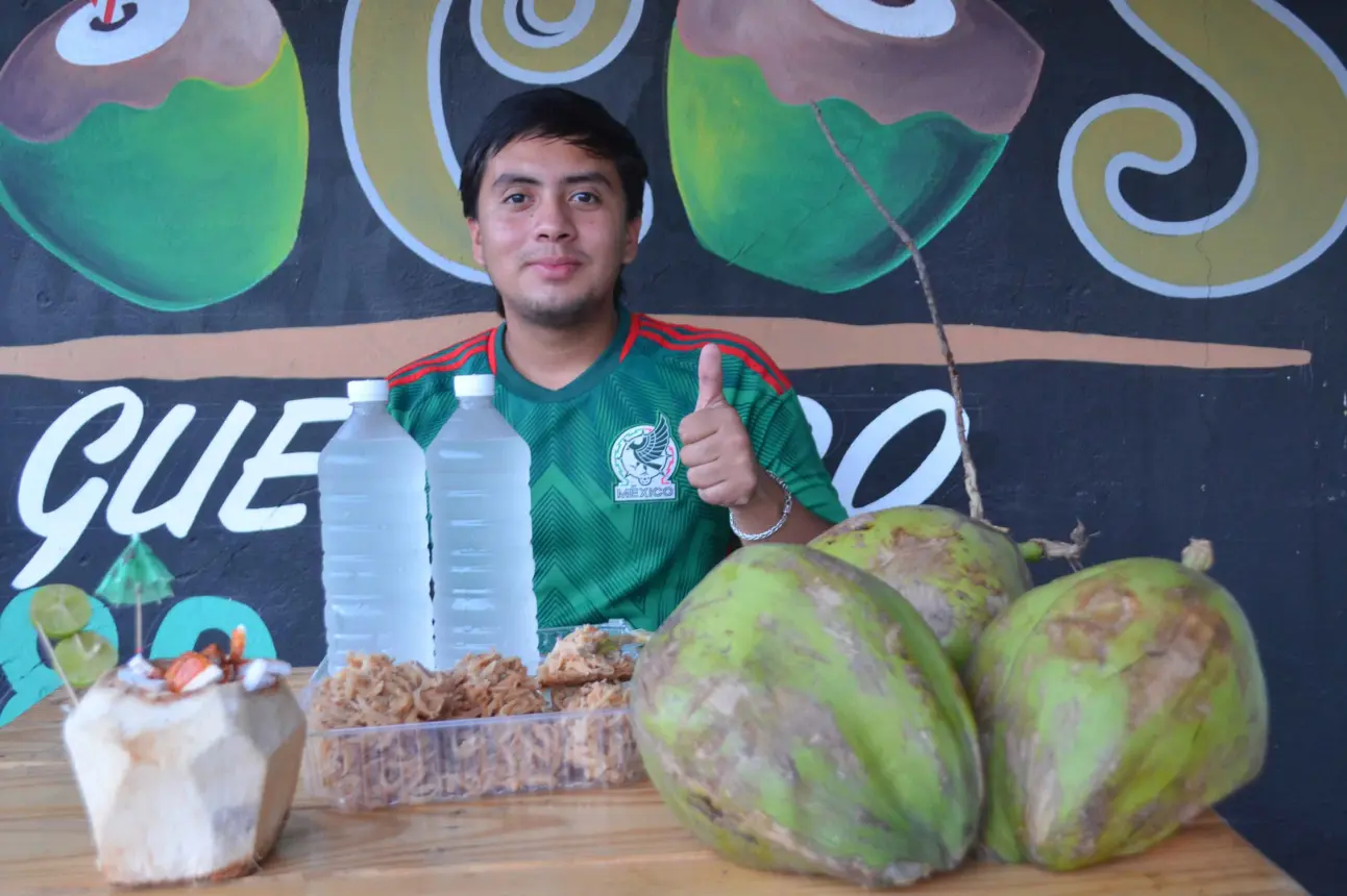 ¡Tradición, esfuerzo y perseverancia! Rubén Guerrero Félix, el joven que mantiene viva la herencia del coco en la colonia Amado Nervo. Foto: Juan Madrigal