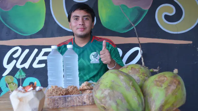 ¡Tradición, esfuerzo y perseverancia! Rubén Guerrero Félix, el joven que mantiene viva la herencia del coco en la colonia Amado Nervo. Foto: Juan Madrigal