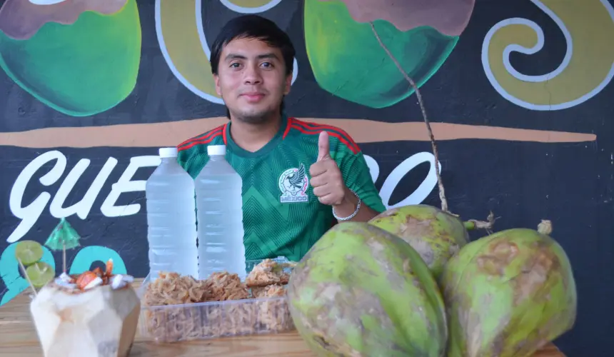 ¡Tradición, esfuerzo y perseverancia! Rubén Guerrero Félix, el joven que mantiene viva la herencia del coco en la colonia Amado Nervo. Foto: Juan Madrigal