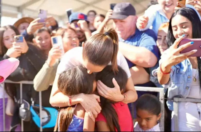 Rocío, la niña que Claudia Sheinbaum abrazó y besó en su primera visita a Sinaloa como presidenta de México 