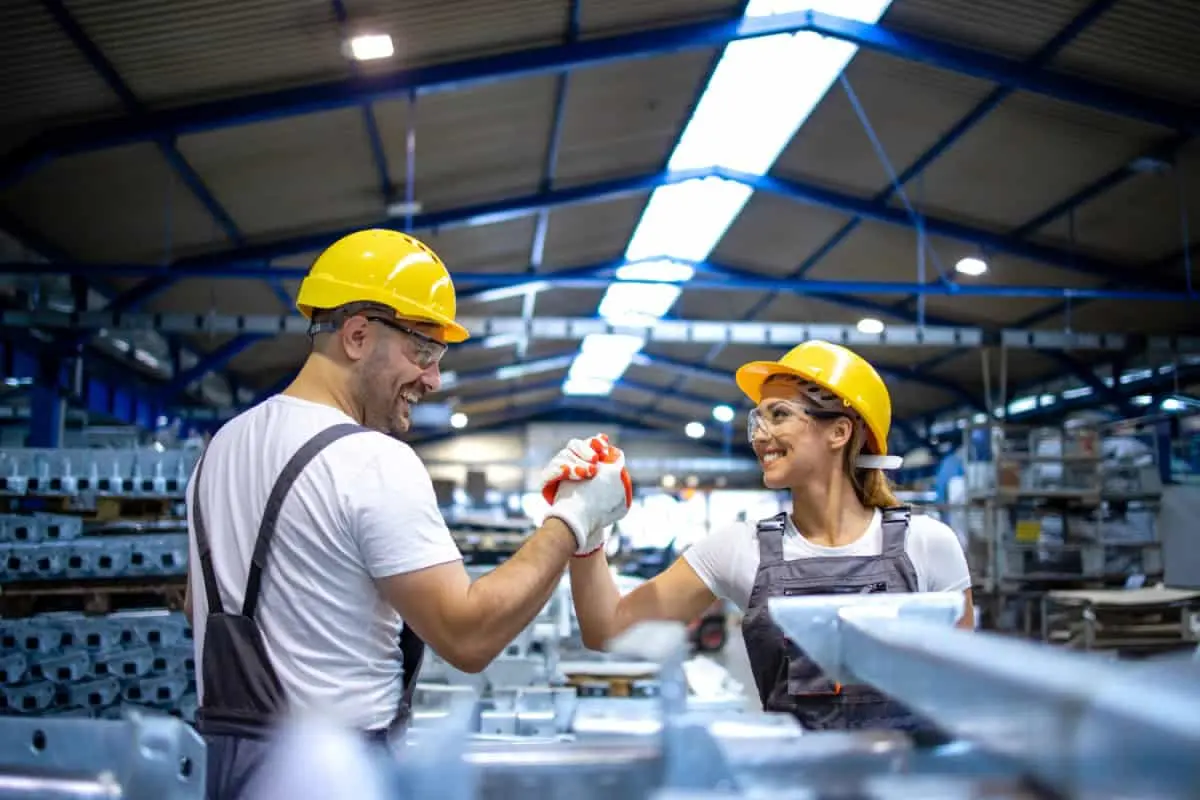 Trabajadores que ganarán más por el aumento del salario mínimo en 2025