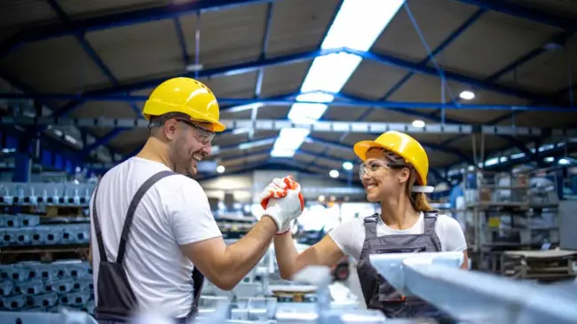 El aumento al salario mínimo beneficiará a trabajadores de diversos sectores en México. Foto: Freepik