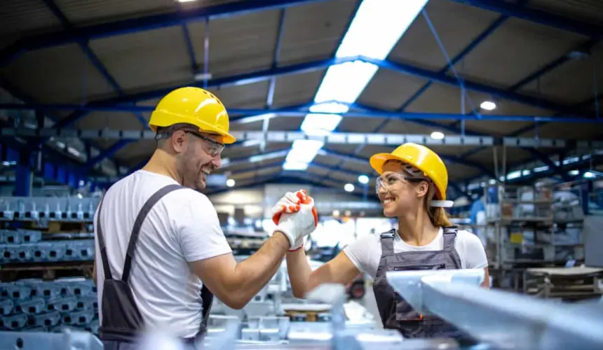 El aumento al salario mínimo beneficiará a trabajadores de diversos sectores en México. Foto: Freepik