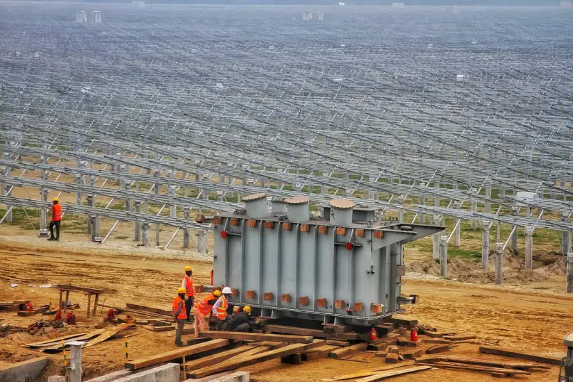 Terreno con cientos de paneles solares. Foto. Pixabay.