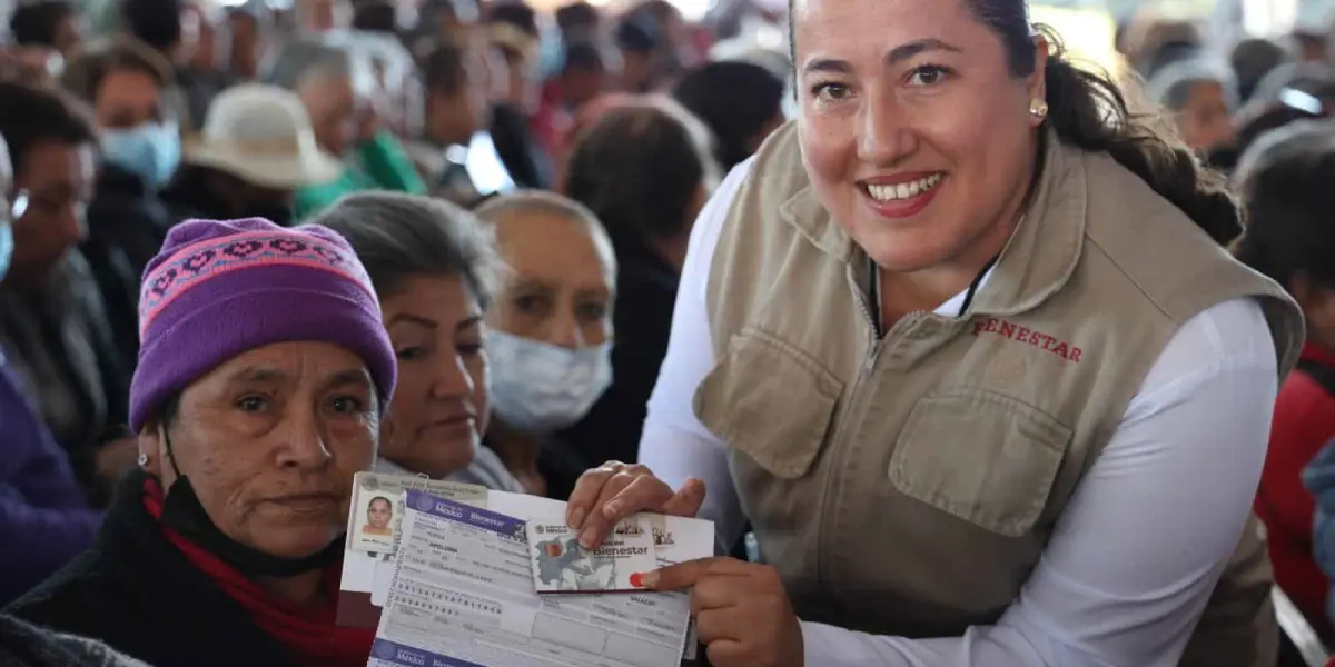 En Huauchinango, Puebla, entregan las primeras nuevas tarjetas para la Pensión de Mujeres Con Bienestar. Foto: Cortesía