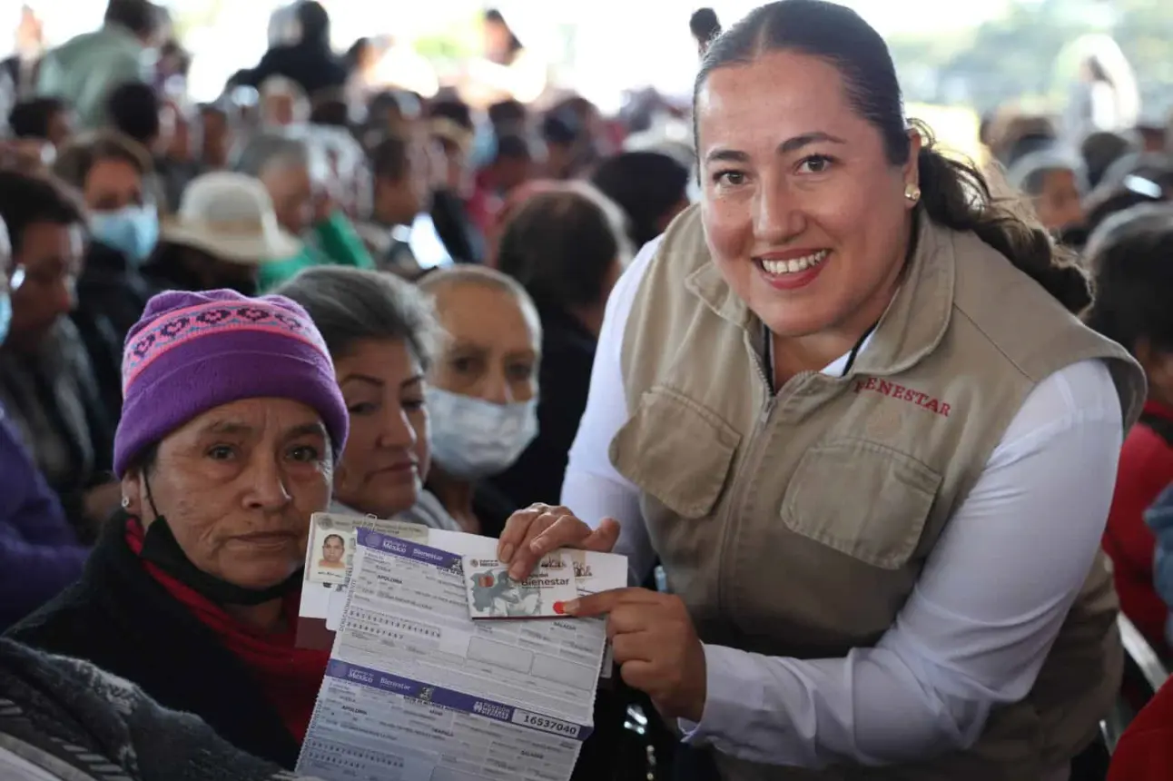 En Huauchinango, Puebla, entregan las primeras nuevas tarjetas para la Pensión de Mujeres Con Bienestar. Foto: Cortesía